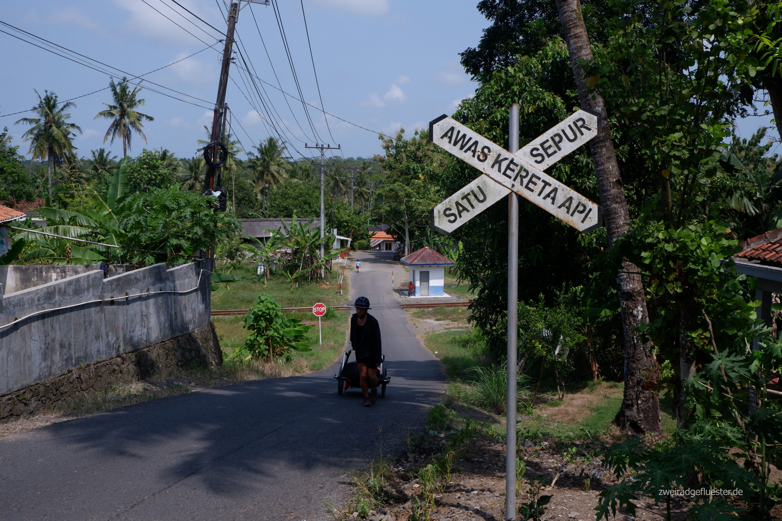 Die indonesische Sprache bringt uns ab und an zum Schmunzeln. 
"Kereta Api" heißt wörtlich übersetzt: Wagen Feuer